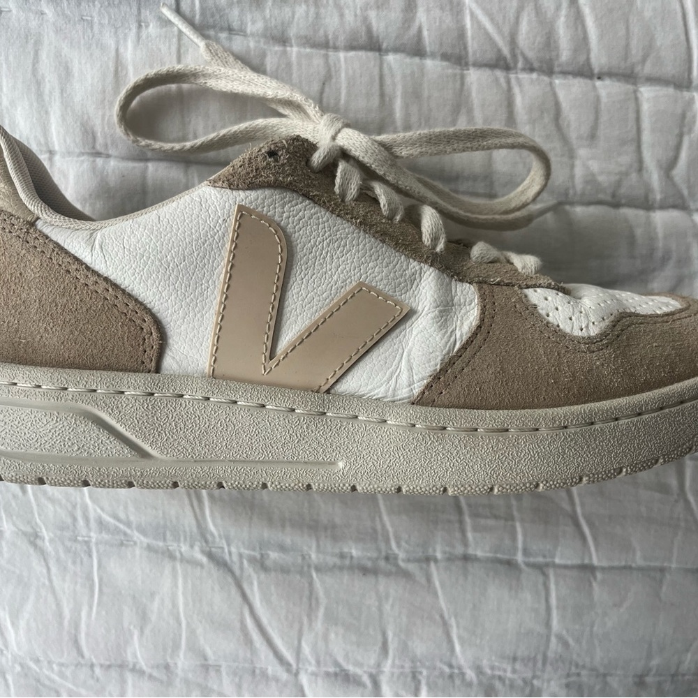 Veja Size 7 Sneakers